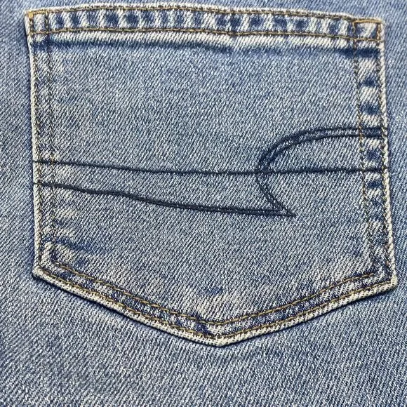 American Eagle Mom Cutoff Jean Womens Size 2 Shortie Stretch Denim Distressed - Picture 3 of 8